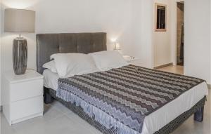 sypialnia z łóżkiem z czarno-białym kocem w obiekcie Gorgeous Apartment In Ajaccio w Ajaccio