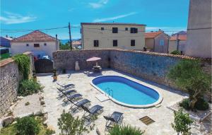 Bazén v ubytovaní Holiday Home Pakostane 12 With Outdoor Swimmingpool alebo v jeho blízkosti + 37 fotografií