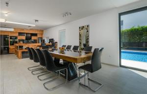 a dining room with a table and chairs at Gorgeous Home In Fazana With Wifi in Fažana