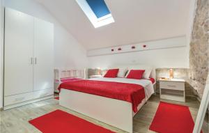 Ein Bett oder Betten in einem Zimmer der Unterkunft Awesome Home In Ploce With Jacuzzi