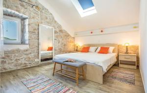 Ein Bett oder Betten in einem Zimmer der Unterkunft Awesome Home In Ploce With Jacuzzi