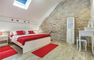 Ein Bett oder Betten in einem Zimmer der Unterkunft Awesome Home In Ploce With Jacuzzi