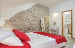 Ein Bett oder Betten in einem Zimmer der Unterkunft Awesome Home In Ploce With Jacuzzi