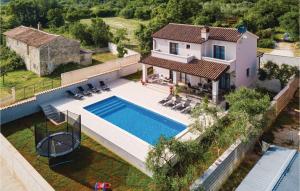 Bazén v ubytovaní 4 Bedroom Pet Friendly Home In Vodnjan alebo v jeho blízkosti