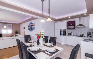 Kuchyňa alebo kuchynka v ubytovaní 4 Bedroom Pet Friendly Home In Vodnjan