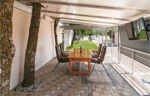 Vonkajšia záhrada v ubytovaní 4 Bedroom Stunning Home In Neoric