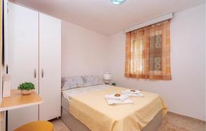 Un pat sau paturi într-o cameră la Lovely Apartment In Osobljava With Wifi