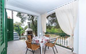 Un balcon sau o terasă la Lovely Apartment In Osobljava With Wifi