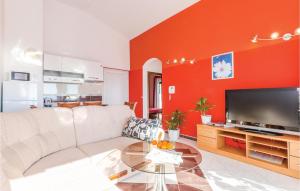 Televízia a/alebo spoločenská miestnosť v ubytovaní Apartment Makarska With Sea View 01