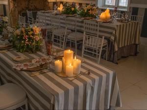 un grupo de mesas largas con velas en Retief Guest Farm, en Kroonstad