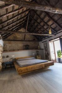 ein Schlafzimmer mit einem großen Bett in einem Zimmer mit Holzböden in der Unterkunft La Casita in Estepona