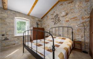 Postel nebo postele na pokoji v ubytování 2 Bedroom Gorgeous Home In Vabriga