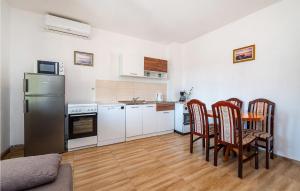 Kuchyňa alebo kuchynka v ubytovaní Amazing Home In Biograd Na Moru