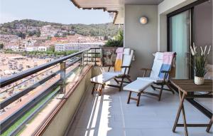 d'un balcon avec des chaises et une vue sur la plage. dans l'établissement Cozy Apartment In Tossa De Mar, à Tossa de Mar 15 autres photos
