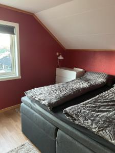 a bedroom with two beds and a couch at Nydelige Tromsdalen - rom i enebolig in Tromsø