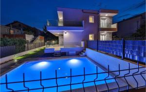 Bazén v ubytovaní Gorgeous Home In Kastel Luksic alebo v jeho blízkosti + 37 fotografií