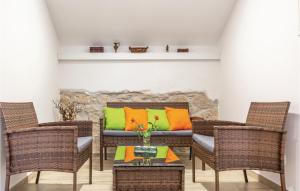 Ein Sitzbereich in der Unterkunft Awesome Home In Ploce With Jacuzzi