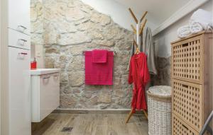 Ein Badezimmer in der Unterkunft Awesome Home In Ploce With Jacuzzi