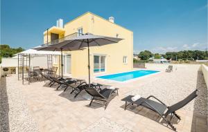 Bazén v ubytovaní 3 Bedroom Lovely Home In Porec alebo v jeho blízkosti + 36 fotografií