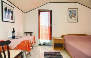 Pokój z 2 łóżkami, stołem i oknem w obiekcie Awesome Apartment In Umag With Wifi w mieście Umag