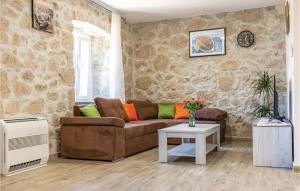 Ein Sitzbereich in der Unterkunft Awesome Home In Ploce With Jacuzzi