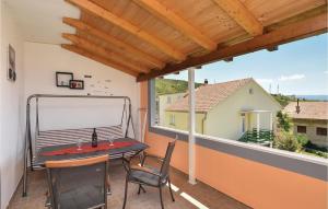 een terras met een tafel en stoelen op een balkon bij One-Bedroom Apartment Dugi Rat With Sea View 06 in Dugi Rat