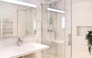 une salle de bain avec un lavabo et une douche dans l'établissement Cozy Apartment In Tossa De Mar, à Tossa de Mar