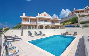 Bazén v ubytovaní 3 Bedroom Nice Apartment In Crikvenica alebo v jeho blízkosti