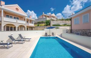 Bazén v ubytovaní 3 Bedroom Nice Apartment In Crikvenica alebo v jeho blízkosti
