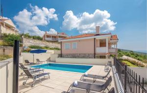 Bazén v ubytovaní 3 Bedroom Nice Apartment In Crikvenica alebo v jeho blízkosti