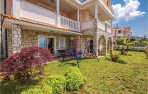 Vonkajšia záhrada v ubytovaní 3 Bedroom Nice Apartment In Crikvenica