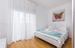 Posteľ alebo postele v izbe v ubytovaní 3 Bedroom Nice Apartment In Crikvenica