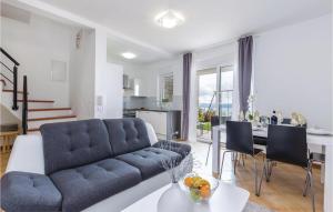 Posedenie v ubytovaní 3 Bedroom Nice Apartment In Crikvenica