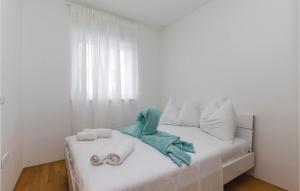 Posteľ alebo postele v izbe v ubytovaní 3 Bedroom Nice Apartment In Crikvenica
