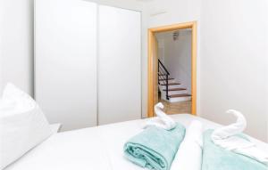 Posteľ alebo postele v izbe v ubytovaní 3 Bedroom Nice Apartment In Crikvenica