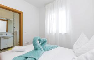 Posteľ alebo postele v izbe v ubytovaní 3 Bedroom Nice Apartment In Crikvenica