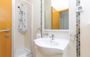 Kúpeľňa v ubytovaní 3 Bedroom Nice Apartment In Crikvenica