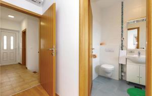 Kúpeľňa v ubytovaní 3 Bedroom Nice Apartment In Crikvenica