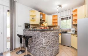 Kuchyňa alebo kuchynka v ubytovaní 2 Bedroom Beautiful Home In Rijeka
