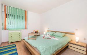 Posteľ alebo postele v izbe v ubytovaní 2 Bedroom Beautiful Home In Rijeka