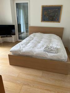 1 cama con marco de madera en un dormitorio en amazing view apartment, en Montreux