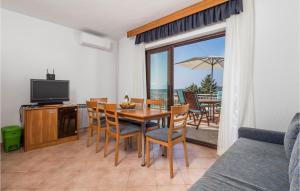 TV a/nebo společenská místnost v ubytování Stunning Apartment In Barbat Na Rabu