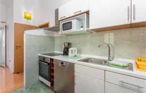 Kuchyňa alebo kuchynka v ubytovaní Beautiful Apartment In Krk With Kitchen