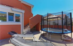 Patio alebo iná vonkajšia časť ubytovania Three-Bedroom Apartment In Plano