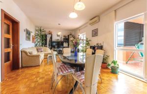 Posedenie v ubytovaní Three-Bedroom Apartment In Plano