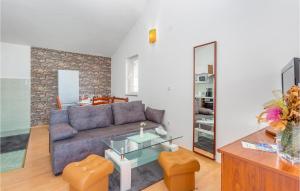 Posedenie v ubytovaní Beautiful Apartment In Krk With Kitchen