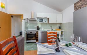 Kuchyňa alebo kuchynka v ubytovaní Beautiful Apartment In Krk With Kitchen