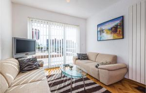 TV a/nebo společenská místnost v ubytování 2 Bedroom Beautiful Apartment In Lovran