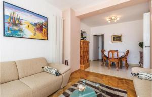 Posezení v ubytování 2 Bedroom Beautiful Apartment In Lovran