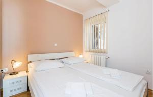 Postel nebo postele na pokoji v ubytování 2 Bedroom Beautiful Apartment In Lovran